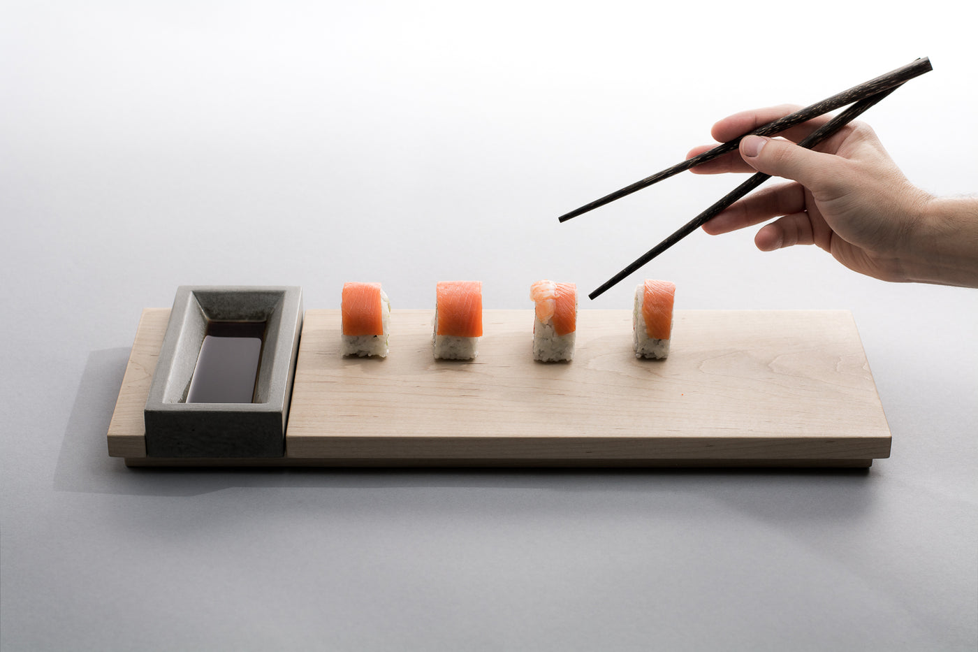 KOMOLAB appetizer tray with sushi rolls - concrete and wood